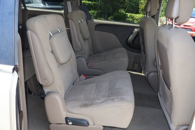 Used 2015 Chrysler Town & Country Touring FWD image 20