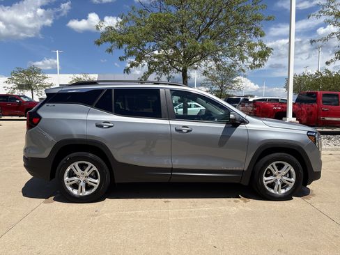 Used 2024 GMC Terrain SLE w/ Driver Convenience Package AWD/4WD image 8