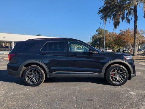 Used 2025 Ford Explorer ST-Line w/ ST-Line Street Pack image 3