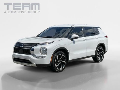 Used 2023 Mitsubishi Outlander SE FWD image 3