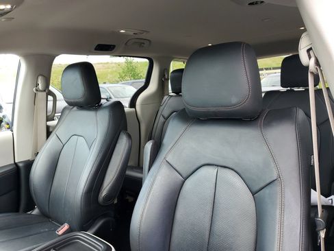 Used 2018 Chrysler Pacifica Touring-L FWD image 12