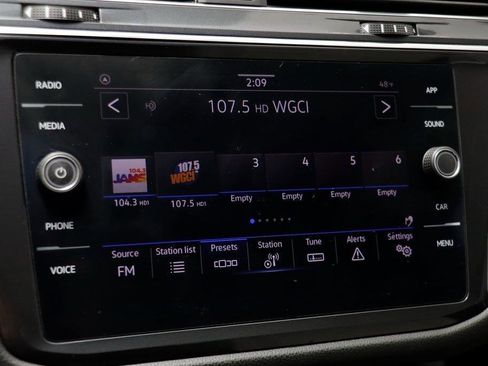 Used 2021 Volkswagen Tiguan SE image 9