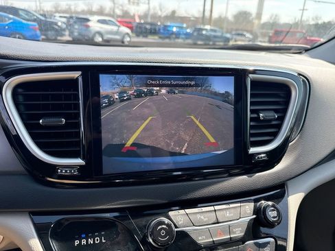 Used 2024 Chrysler Pacifica Touring-L FWD image 17