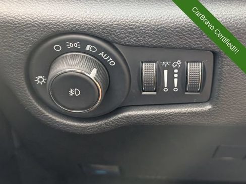 Used 2025 Chrysler Pacifica Select FWD image 15