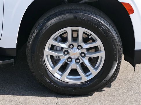 Used 2024 Chevrolet Suburban LT image 27