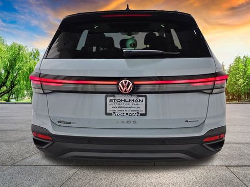 Certified 2025 Volkswagen Taos SE image 5