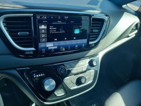 Used 2025 Chrysler Pacifica Select image 29