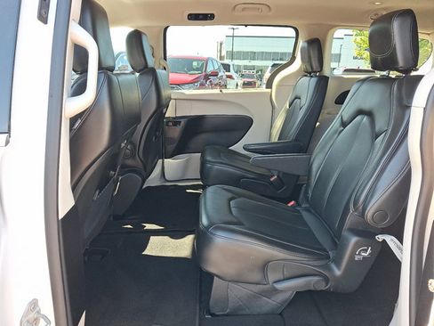 Used 2023 Chrysler Pacifica Touring-L FWD image 11