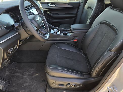 New 2025 Jeep Grand Cherokee L Altitude image 13