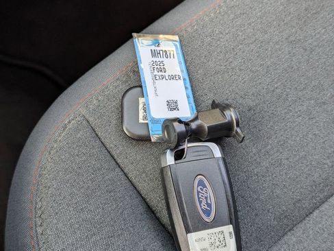 Used 2025 Ford Explorer Active RWD image 41
