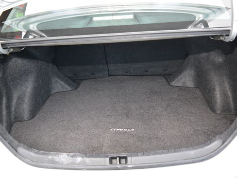 Used 2018 Toyota Corolla LE image 12