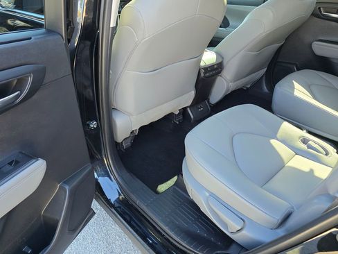 Used 2021 Toyota Highlander XLE image 29