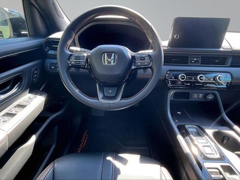 Used 2025 Honda Pilot TrailSport image 5