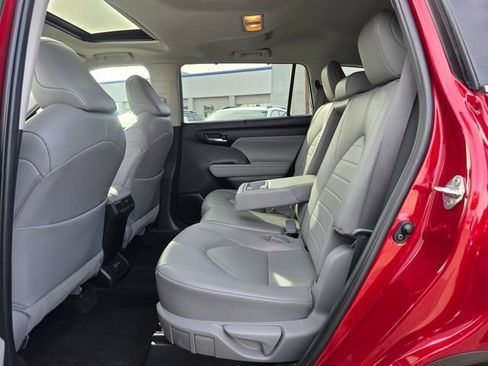 Used 2023 Toyota Highlander XLE image 17