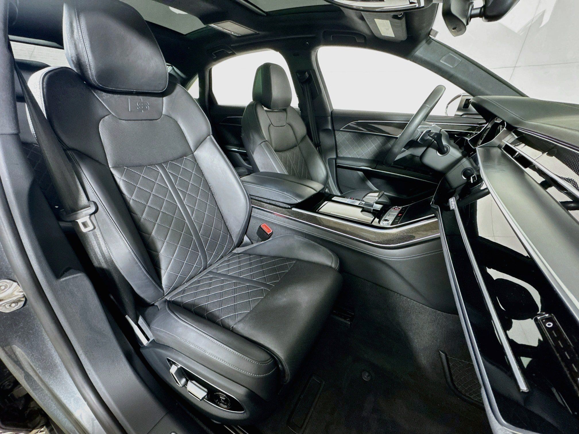 Used 2023 Audi S8 w/ S8 Comfort Plus Package AWD/4WD image 30