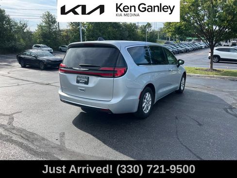 Used 2023 Chrysler Pacifica Touring-L FWD image 5