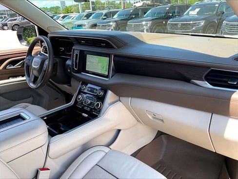 Used 2022 GMC Yukon Denali w/ Denali Premium Package AWD/4WD image 13