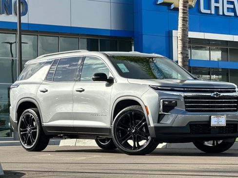 New 2026 Chevrolet Traverse LT image 2