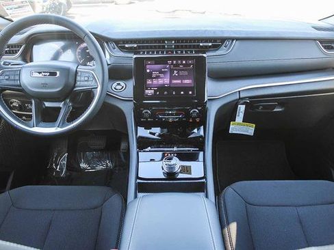 New 2025 Jeep Grand Cherokee Laredo image 11