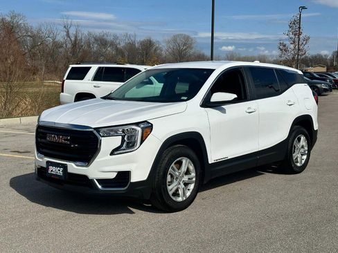 Used 2024 GMC Terrain SLE image 1