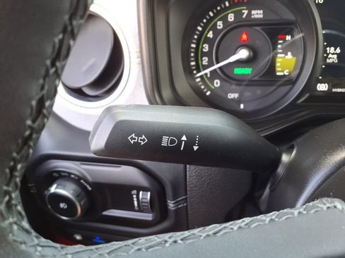 Used 2025 Jeep Wrangler Unlimited Sahara AWD/4WD image 33