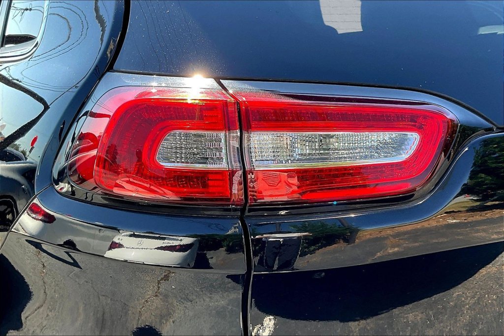 Used 2017 Jeep Cherokee Latitude w/ Cold Weather Group AWD/4WD image 22