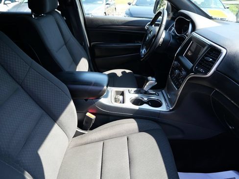 Used 2018 Jeep Grand Cherokee Laredo AWD/4WD image 17