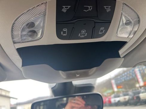 Used 2024 Chrysler Pacifica Touring-L image 32