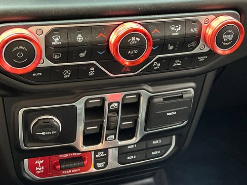 Used 2020 Jeep Gladiator Rubicon w/ Advanced Safety Group AWD/4WD image 21