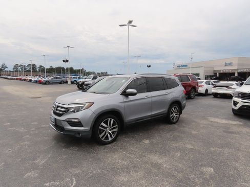 Used 2017 Honda Pilot Touring image 2