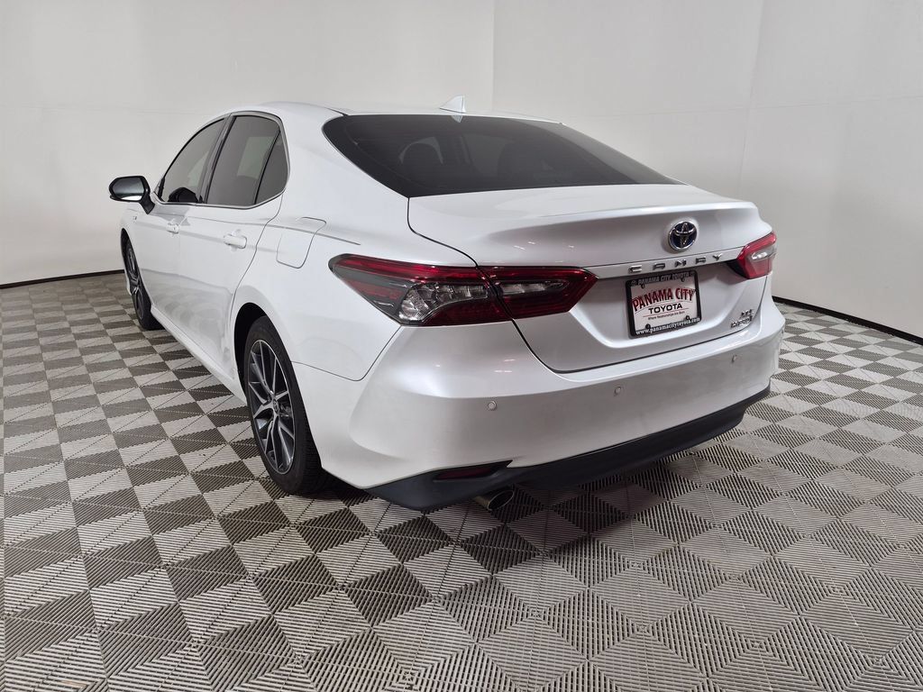Used 2021 Toyota Camry XLE w/ Navigation Upgrade Package FWD image 5