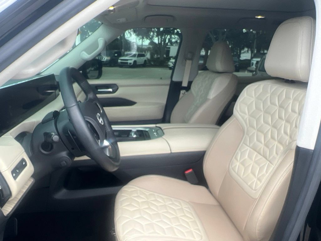 Certified 2025 Nissan Armada Platinum RWD image 12