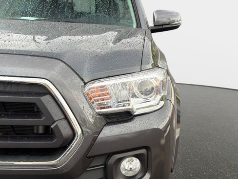 Used 2022 Toyota Tacoma SR5 w/ Technology Package image 9