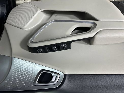 Used 2025 Kia Soul LX w/ LX Technology Package FWD image 11