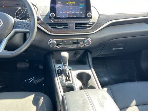 Used 2025 Nissan Altima 2.5 SV FWD image 17