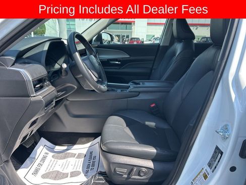 Used 2025 Toyota Grand Highlander AWD image 2