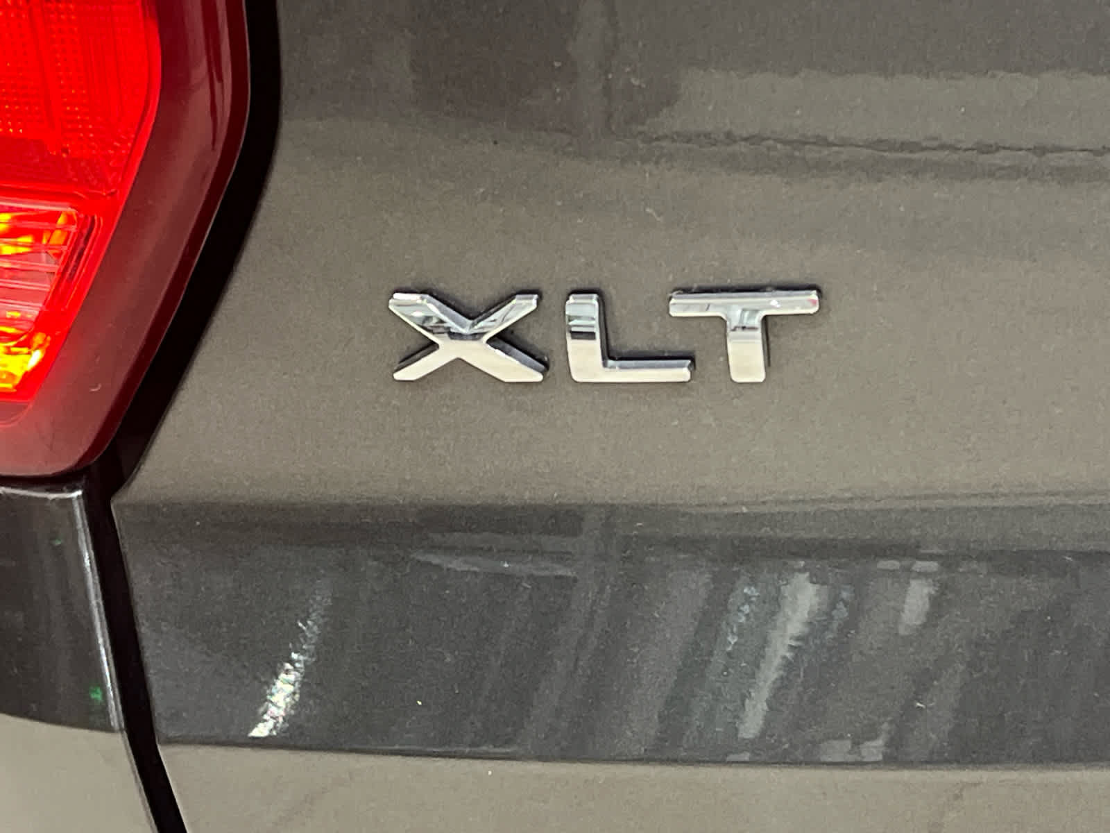 Used 2018 Ford Explorer XLT w/ Equipment Group 202A AWD/4WD image 6