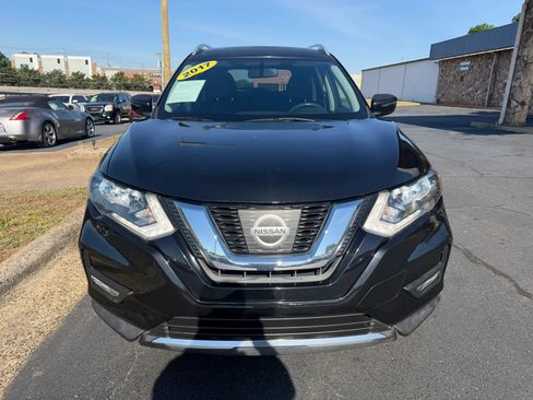 Used 2017 Nissan Rogue SV FWD image 2