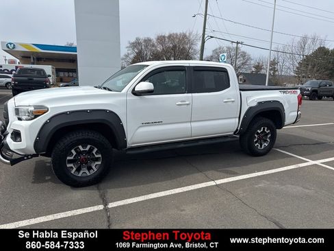 Used 2017 Toyota Tacoma TRD Off-Road image 4