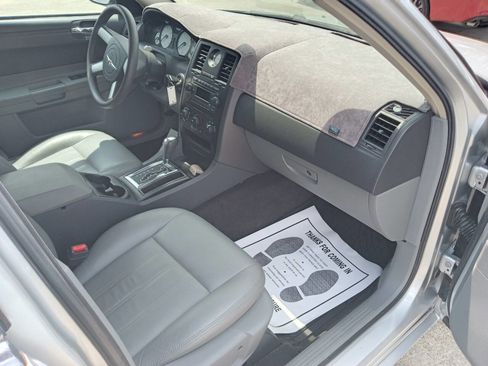 Used 2005 Chrysler 300 image 9