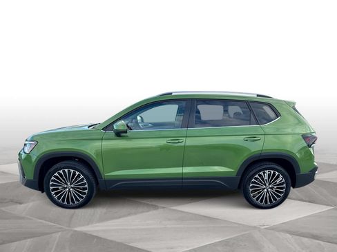 Used 2025 Volkswagen Taos SE FWD image 5