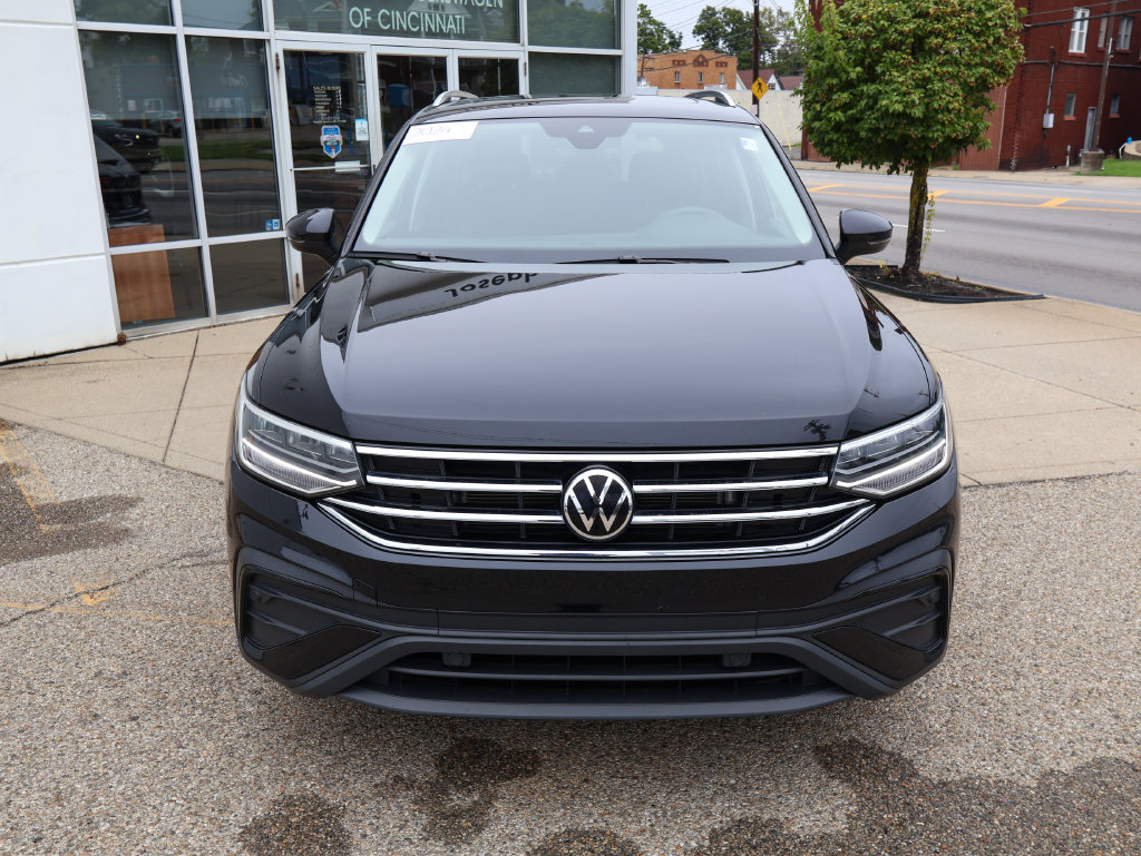 Used 2024 Volkswagen Tiguan SE w/ Panoramic Sunroof Package AWD/4WD image 8