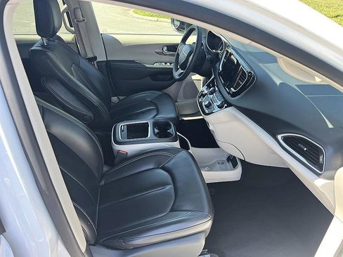 Used 2023 Chrysler Pacifica Touring-L FWD image 17