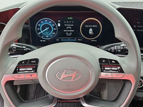 Used 2024 Hyundai Elantra SEL FWD image 15