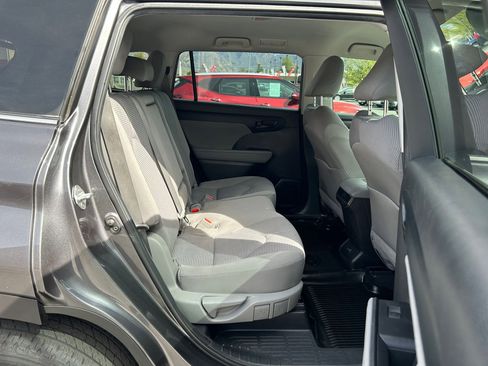 Used 2022 Toyota Highlander LE image 25
