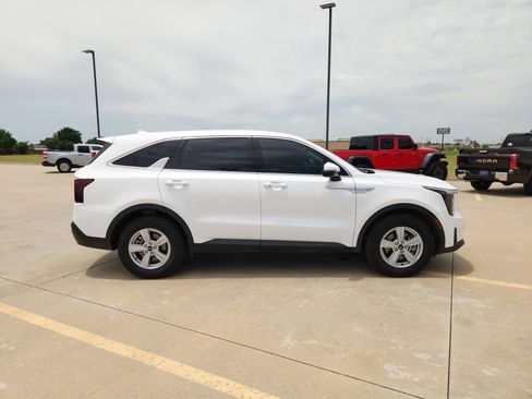 Used 2025 Kia Sorento LX FWD image 7