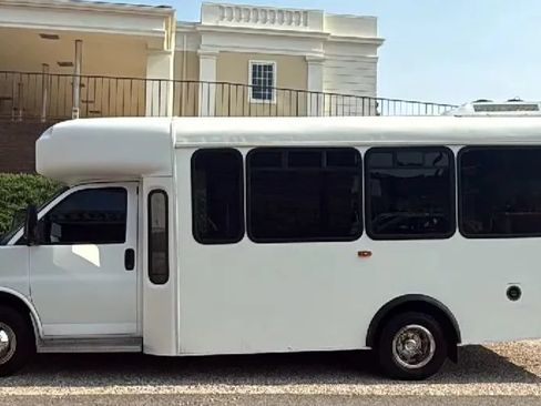 Used 2013 Chevrolet Express 4500 w/ Shuttle Bus Package RWD image 3