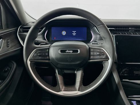 Used 2023 Jeep Grand Cherokee Limited image 18