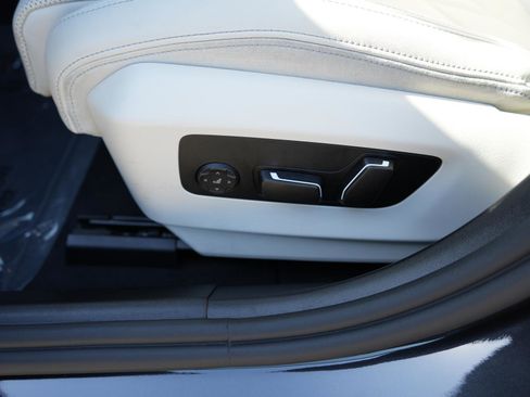 Used 2025 BMW i5 eDrive40i image 17