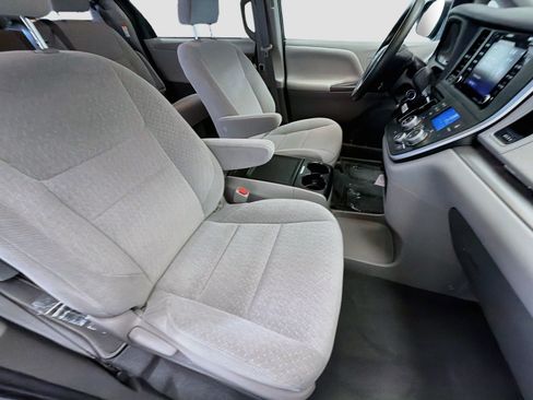 Used 2020 Toyota Sienna LE w/ Carpet Mat Package FWD image 16